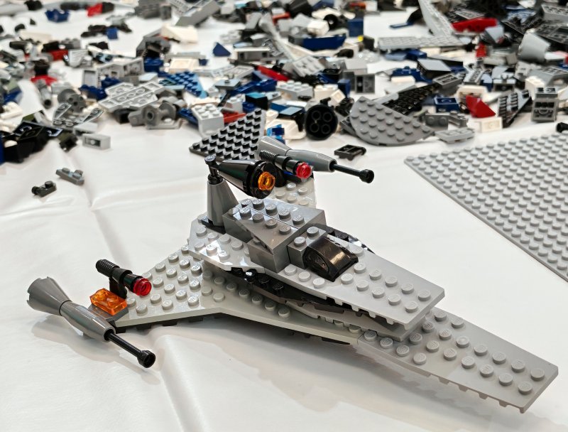 foto KOSTKY MEZI OBRAZY VI. Star Wars + Svítící vesmír 14342