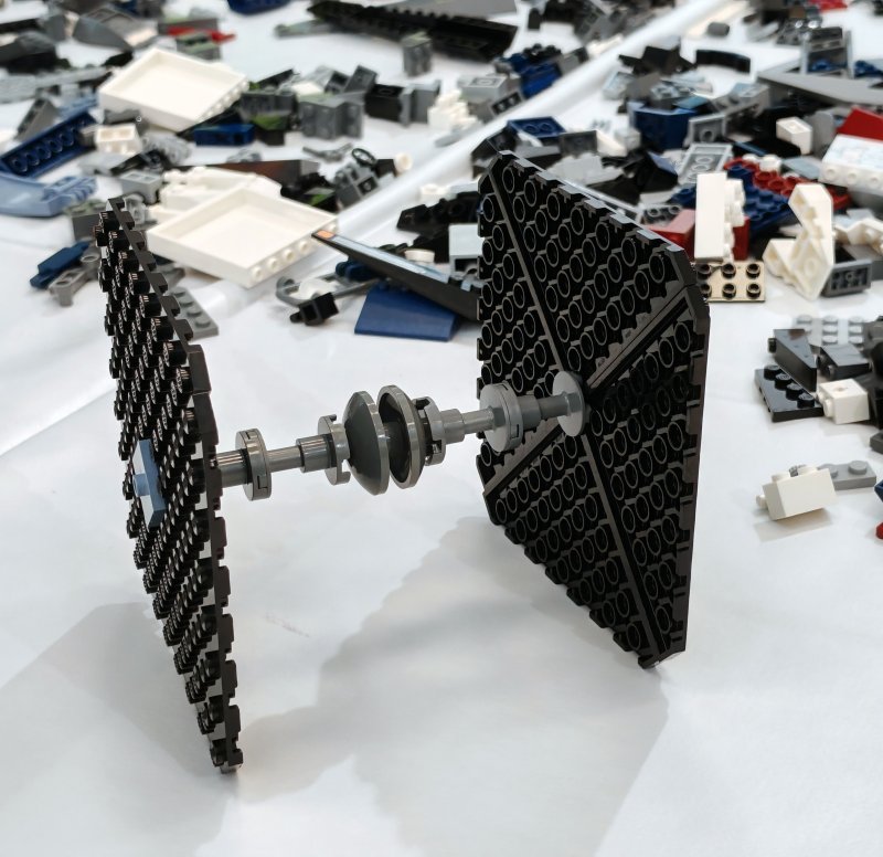 foto KOSTKY MEZI OBRAZY VI. Star Wars + Svítící vesmír 14348