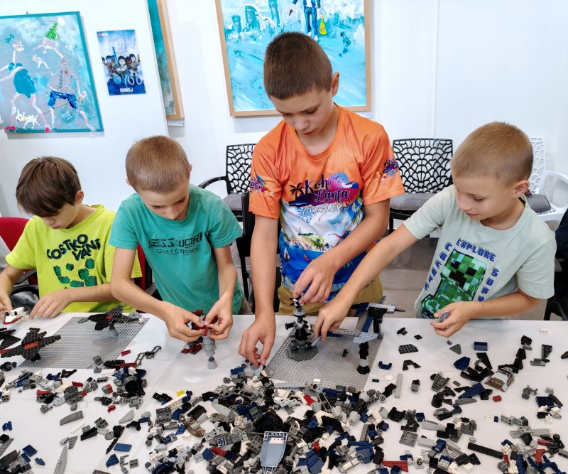 foto KOSTKY MEZI OBRAZY VI. Star Wars + Svítící vesmír 14362