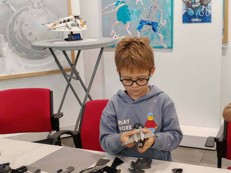 foto KOSTKY MEZI OBRAZY VI. Star Wars + Svítící vesmír 14371